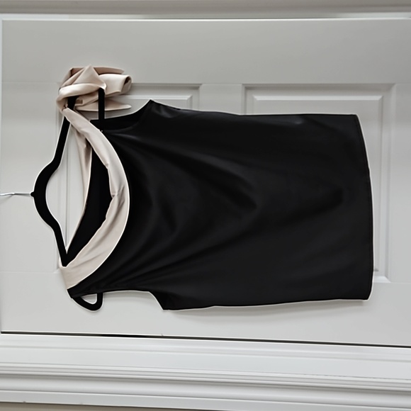 Elegant off the shoulder sleeveless blouse - Picture 3 of 5